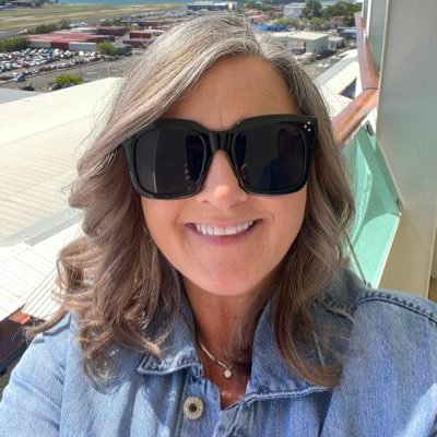 Cool Christian chick, healthcare sales professional, speaker, writer, marketer, social media manager.