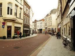 Vughterstraat verwenstraat.
De leukste winkelstraat van's Hertogenbosch.
Volg alles over de winkels in De Vughterstraat!