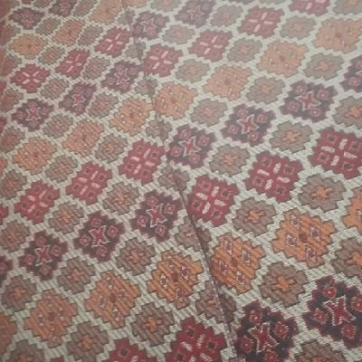 لاتعامل الناس بالمثل
فتصبح مثلا لهم
بل عاملهم بطيب اصلك
ولولم يستحقوا