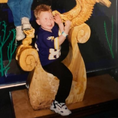 he/him - minnesota born & semi-functioning vikings addict who moved to england in 2016 to let aston villa take more years off my life. dabbler in all mn sports.