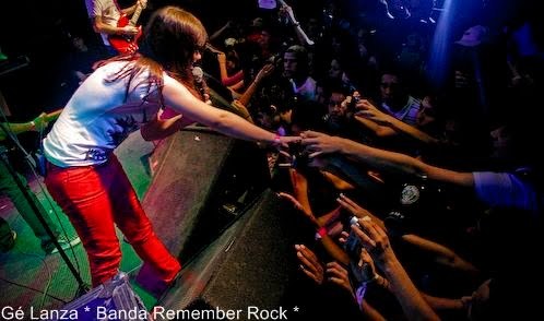 Gaúcha. Vocal da Remember Rock. Aquela do @FreakRockParty TV. Um tanto bipolar e Contraditória. Corinthians ♥