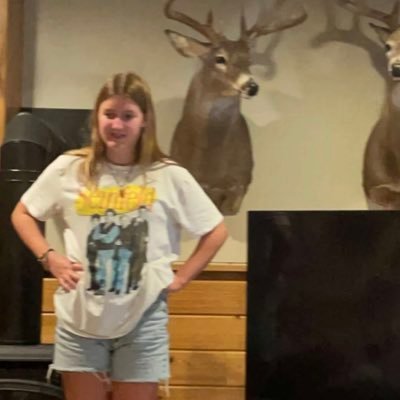 midwestvandal's profile picture. she/her