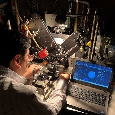 大学の物理学科で講師をしています。
研究テーマは「光でがんを探す」です。

Lecturer, Ph. D.
Biophotonics, Spin-photonics, Polarized light
My research taget is 