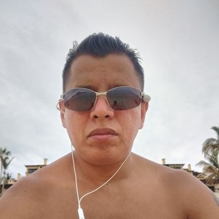 Divertido, risueño,alegre y a toda madre .