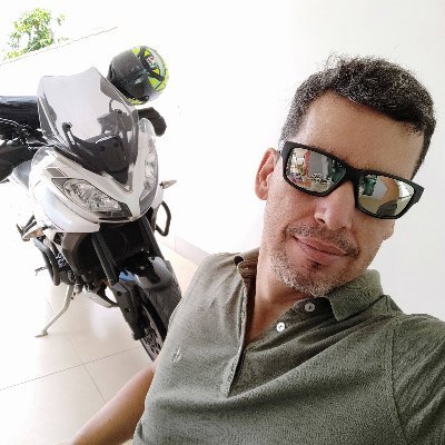 Cristão, 46 anos, analista de TI, armamentista, baterista, tenista, motociclista, ciclista, brasileiro e luxemburguês. Pai de 2 meninos.

Soli Deo Gloria!