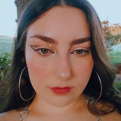 julia_tz_'s profile picture. bota a cara no sol mona