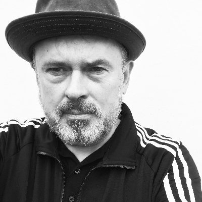 PHOlesen's profile picture. Olesen. Sanger, sangskriver, forfatter siden forrige århundrede. Har alt for mange meninger; forsøger at skære ned.