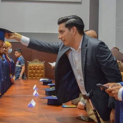 Abogado y docente. 
Director de carrera de Derecho en la UG.
Papá de Francesca y Eduardito. 
La principal de las ideologías es la lucha por los derechos