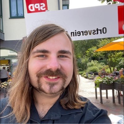 Sozialdemokrat und Kommunalpolitiker, Wächter über Liebe und Menschlichkeit und nebenbei Student.  Aktuell mit SPD Klima.Gerecht am Welt retten. 
#Nigrockrulez