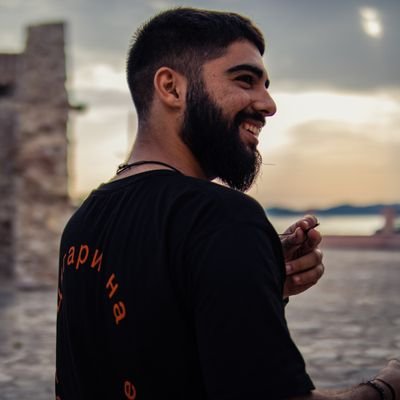 Larovest's profile picture. 