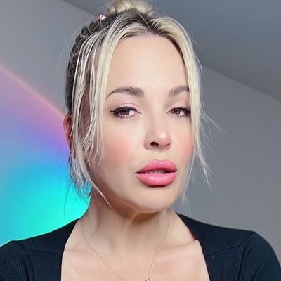 hey friends hopefully to get your message to say hi to me beautiful lady