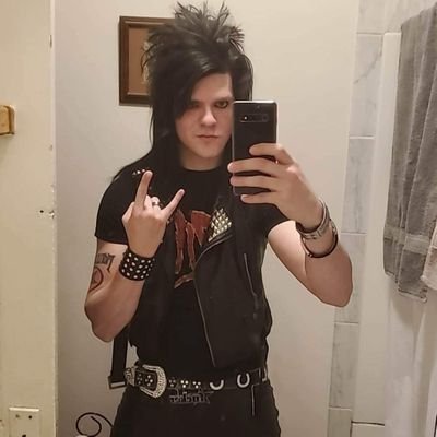 RockNRollHusker's profile picture. Live & breathe rocknroll, Nebraska born, and raised.
Bass Slinger for My Juliet