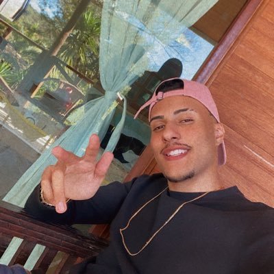 Filho de Zeus, irmão de Hércules, e pai da estética.