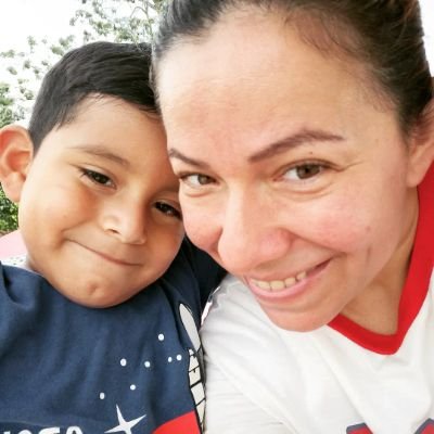 A veces un poco todologa... ama de casa, maestra, terapeuta, negociante, pero sobre todo mamá de Ángel Elián