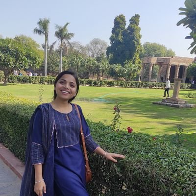 धड़क रहा है हर एक शै में,
हर एक मंजर से झांकता है।
उसी की हस्ती का अक्स हूं मैं,
वो मेरे अंदर से झांकता है।