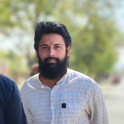संस्थापक अध्यक्ष युवा:परिवर्तन की आवाज सामजिक संघटना
एका हातात महात्मा गांधी दुसऱ्या हातात नेताजी सुभाषचंद्र बोस व डोक्यात डॉक्टर बाबासाहेब आंबेडकर चा संविधान