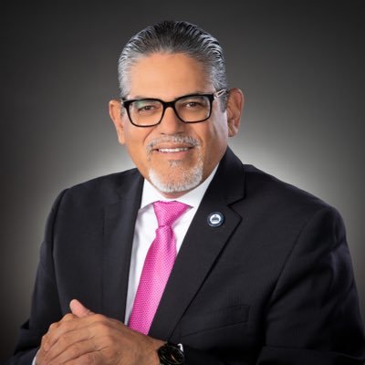 Dominicano. Padre y Esposo. Liceista de Corazón. Actualmente Rector del Inst. Téc. Superior Comunitario @itscrd. Dedicado a servir a la gran familia dominicana.