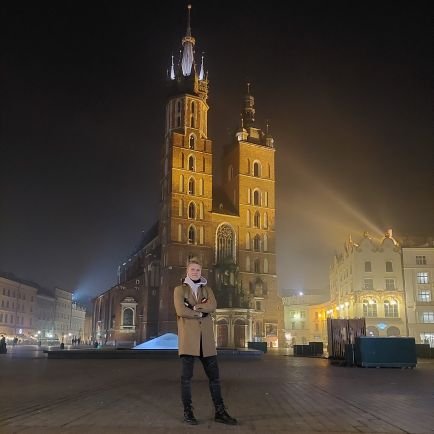 Ahoj🇨🇿❤🇵🇱Ostravak🐦twitterový začátečník📖student historie, geografie, pedagogiky a možná i budoucí učitel 👨‍🏫