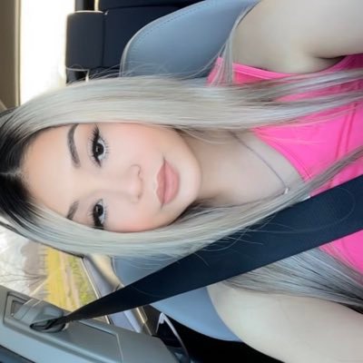 LeslyNavarret11's profile picture. 