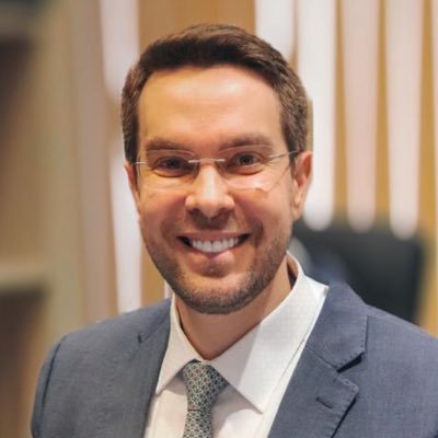Advogado. Pós-graduado em Direito Constitucional, Ciências Penais, Eleitoral e Criminologia. Ex-Juiz e Ex-Diretor-Geral do TRE-MA.