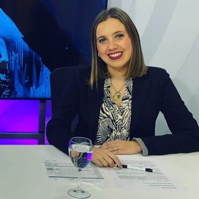🎤 Periodista en @ptv_sevilla 📺 Máster Periodismo TV y Comunicación Institucional y Política 🎶 La música es mi pasión 💙🤍 Loreña y Setefillana