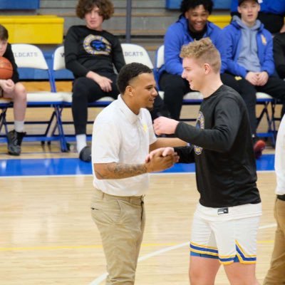 Davenport North Head Sophomore / Assistant varsity Basketball coach. @QCShockers