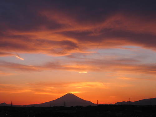 富士山が大好きで、一年中横浜の自宅ベランダ＆キッチンから見える富士山が大好きで、見える時の富士山の一瞬一瞬で変わるその表情（風景）と、周辺の山々（箱根連山、丹沢山系、秩父の山々、東京-高尾山）の見えかた等も楽しみにしています。　年に何回か富士山一周ドライブも行きます。　アイコンと背景は自宅居間の窓からの一枚で自作です。