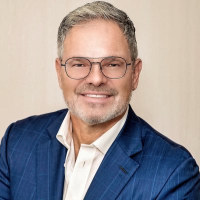 Dr. Reedy specializes in cosmetic surgery of the breast and body. 25 year’s experience in innovative techniques and a rapid recovery.