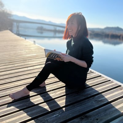 Filòloga anglesa i una apassionada de les llengües. Traductora i professora. Amant del planeta, els llibres i dels animals.