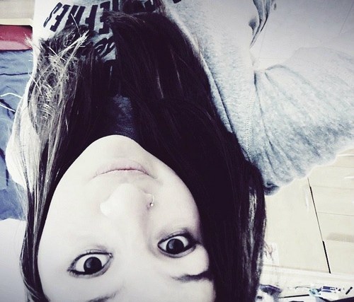 - Ás vezes precisamos sorrir, para diminuir nossa tristeza ... mas não adianta sorrir para libertar aquilo que realmente sente , *-* 1bj ;*