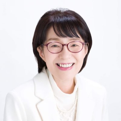 皆様のおかげで、2019年に香川県東かがわ市議会議員一年生をスタートさせていただきました。
元気と明るさ、行動力をモットーに、一人ひとりが「幸福を実感」できる町にするために、皆様の声を聴いてまいります。