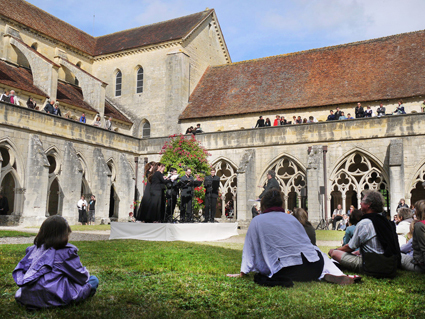 L'abbaye cistercienne de Noirlac, magnifiquement restaurée, propose visites, spectacles, installations, accueil d'artistes en résidence. #Abbaye #Culture #Cher