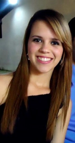 Sou estressada , ciumenta, crítica, irônica, cruzeirense apaixonada,estudante do IF Barbacena, projeto de bióloga, sou amada e amo demais,feliz sempre!