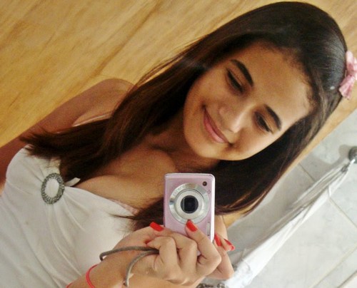 Baiana , 13 anos , capricorniana , romântinca , sensivel , timida , apaixonada por sorrisos , olhares e pessoas verdadeiras *-* .