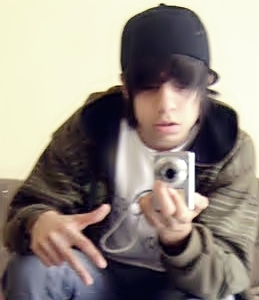 Nome: Gabriel Sanches, 15 anos,solteiro,danço FREE-STEP õ/
grupo: {Electroboyz} quer saber mais #Follow-me :)