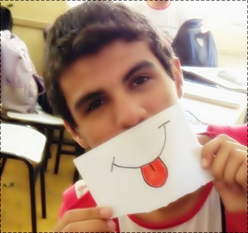 Eu nasci assim, com uma pitada de loucura a mais, com a dose de irônia errada e um exagero de sinceridade. ~ Little Monster :)