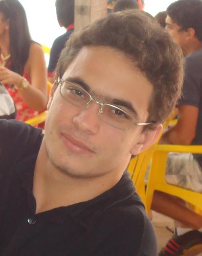Nasci, to vivendo, pretendo continuar assim bastante tempo.