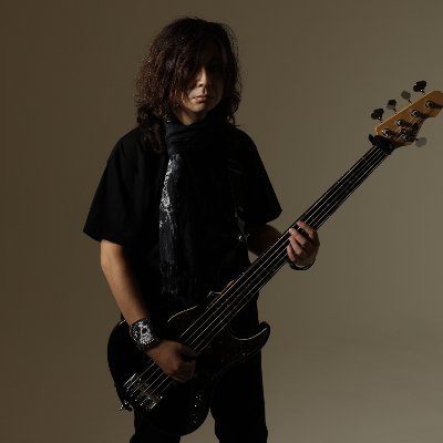 JURASSIC JADEの5弦ベース弾き、またの名をアンドレ・ワタナベ。
■Live: 5/11@新宿WildSide Tokyo,6/29@両国SUNRIZE
■MV: https://t.co/Ev1XB3OXdU