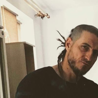 Polityka nie wpływa na moje emocje, tak samo jak ludzie, którzy nie mają dla mnie znaczenia. Mogą wyjść z Twoimi pasami na spacer.