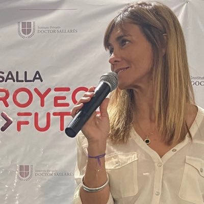 Comunicadora  y trabajadora de la educación .Prof.de Comunicación política, UNLP. Directora de Esc.secundaria de F. Varela. Amante del silencio de la montaña.