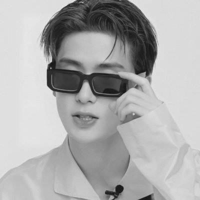 𝗂𝗌 OO:OO 𝖺𝗇𝖽 𝗂 𝖺𝗆 𝗍𝖾𝗑𝗍𝗂𝗇𝗀 𝗁𝖾𝗋 💬 ' 𝗅𝖾𝗍 𝗆𝖾 𝖺𝖽𝗈𝗋𝖾 𝗒𝗈𝗎, 𝗉𝖾𝗍𝗂𝗍 𝖿𝗅𝗈𝗐𝖾𝗋. ♡