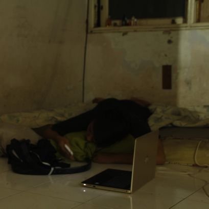 Berjalan di badai yang takkan pernah usai dengan dikuat-kuatne sek.