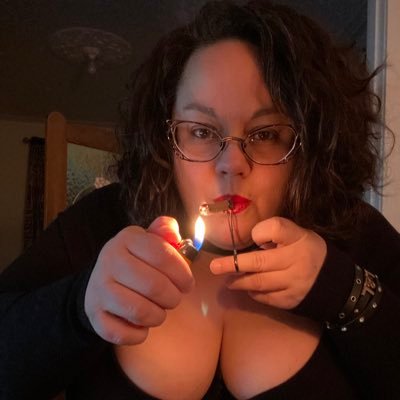 😮‍💨 Thick BBW smoking weed! 😮‍💨 Lets get high 💚 Mon âme sent le weed😶‍🌫️