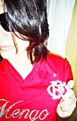 19 anos, flamenguista, chata, ciumenta  e meia bipolar, egoista, impaciente, um pouco insegura. cometo erros, sou um pouco fora do controle . . .