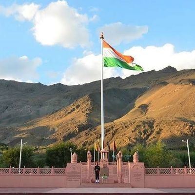 मां तेरा वैभव अमर रहे हम दिन चार रहें न रहें जय हिंद
वन्दे मातरम् जय श्री राम
