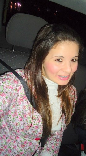 Não sou princesa e acordo descabelada; sou estranha, desastrada, meio incomum e exagerada.. muito impaciente, muito simpática, muita amada e muito odiada (: