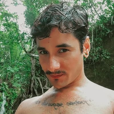 brasileiro descendente de árabes e japoneses, assexuado, ex-futuro-magro, quase-escritor, quase-pornô, eu quase não calo, eu quase até tenho amigo.