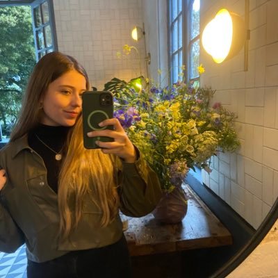 •ABOGADA, especialista en D. Administrativo. Opiniones personales, me gusta la pizza con piña.