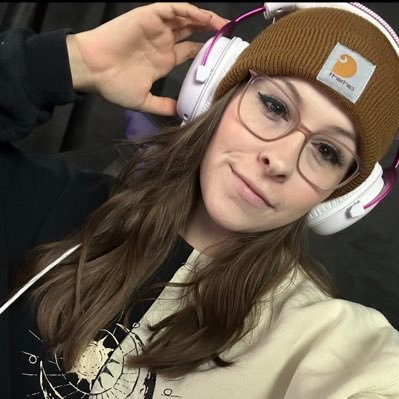 26 year old female streamer! Here to make friends. ✨ https://t.co/x40S5x69pW Come say Hi!!!!