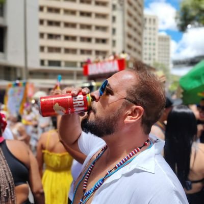 A criança diz o que faz, o velho diz o que fez e o idiota o que vai fazer.